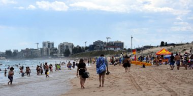 CRONULLA, Avustralya - 7 Ocak 2018. Yaz aylarında sıcak bir Pazar günü sahilde insanlar rahatlatıcı. CRONULLA beach, Sydney, Nsw, Avustralya.