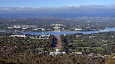 Canberra, Avustralya Mount Avustralya Savaş Anıtı, göl Burley Griffin, Molonglo Nehri, eski Parlamento Binası ve yeni Parlamento Binası Ainslie panoramik görünüm gündüz.