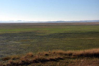 Boş George Gölü Avustralya 'da kırsal bir rüzgar çiftliği ile tarım arazisi arasına kurulmuş. George Gölü, nehir ve okyanuslara su akışı olmadığı için endorheik bir göldür..