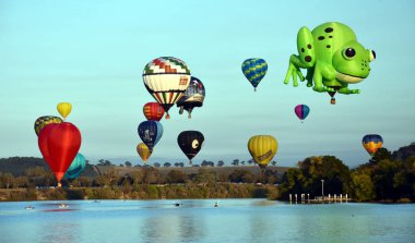 Büyük sinek kuşu, yeşil frod ve yukarıda Gölü Burley Griffin ve Black Mountain, havada uçan balon muhteşem festivalin bir parçası olarak renkli sıcak hava balonları.