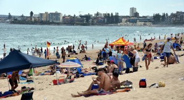 CRONULLA, Avustralya - 7 Ocak 2018. Yaz aylarında sıcak bir Pazar günü sahilde insanlar rahatlatıcı. CRONULLA beach, Sydney, Nsw, Avustralya.