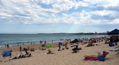 CRONULLA, Avustralya - 7 Ocak 2018. Yaz aylarında sıcak bir Pazar günü sahilde insanlar rahatlatıcı. CRONULLA beach, Sydney, Nsw, Avustralya.