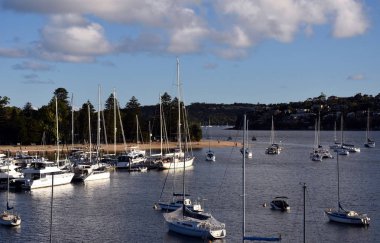 Birçok yat ve tekne Sandy düşük tide (Clontarf beach, Sydney, Nsw, Avustralya defne içinde demirleyen).