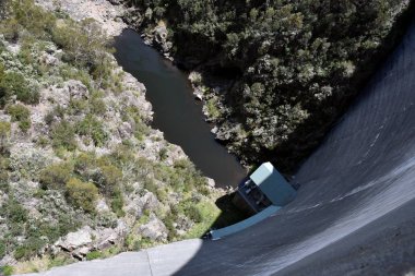 Tooma, Avustralya - 28 Ocak 2018. Tooma Barajı karlı dağ Tooma nehri geçip bir büyük ungated Beton dolgu baraj var. Hidro-elektrik üretimi için Barajı'nın ana amacı nedir.