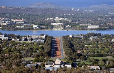 Canberra, Avustralya Mount Avustralya Savaş Anıtı, göl Burley Griffin, Molonglo Nehri, eski Parlamento Binası ve yeni Parlamento Binası Ainslie panoramik görünüm gündüz.