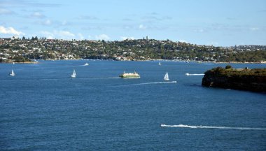 Güney kafa Dobroyd kafa uyanık Sydney Harbour görünümünden Hornby deniz feneri ile. 