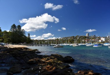 Balgowlah, Avustralya - 4 Şubat 2018. Güneşli bir günde Yatlar kırk sepetleri Plajı'nda Kuzey limanında. Arka planda erkeksi.