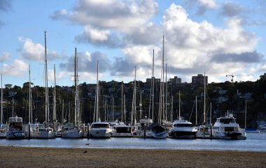 Birçok yat ve tekne Sandy düşük tide (Clontarf beach, Sydney, Nsw, Avustralya defne içinde demirleyen).