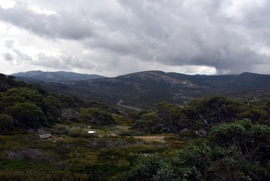 Charlotte pass New South Wales, Avustralya, karlı dağlarda yürüyüş pistte. 