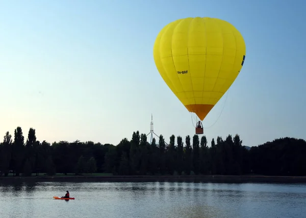 Canberra Australia Marca 2018 Kayaker Oglądanie Duży Żółty Balon Wylądował — Zdjęcie stockowe