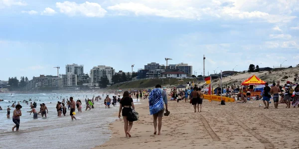 Cronulla Australia Ene 2018 Personas Que Relajan Playa Domingo Caluroso — Foto de Stock