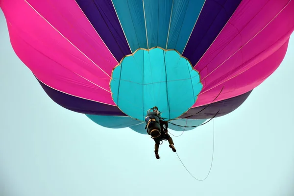 カラフルな熱気球のバルーンの壮大なフェスティバルの一環としての底面図 — ストック写真