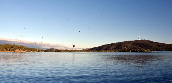 Colibrí Grande Coloridos Globos Aire Caliente Volando Aire Sobre Lago — Foto de Stock