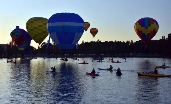 Canberra Australie Mars 2018 Kayakers Regardant Grandes Montgolfières Colorées Lac — Photo