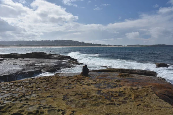 Young Loving Couple Sitting Rocks Dee Why Beach Watching Sea — Stock Photo, Image