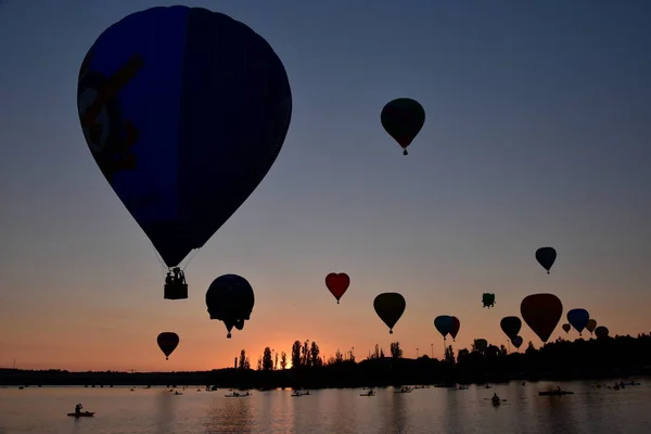 Des Montgolfières Colorées Volant Dans Les Airs Dessus Lac Burley — Photo