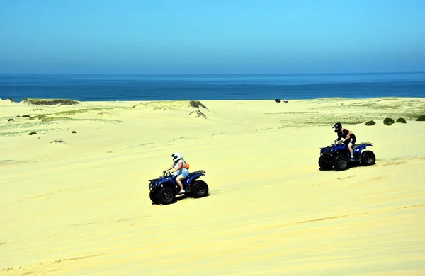 Happy Quad Motociclistas Dirigindo Dunas Areia Baía Anna Newcastle Nsw — Fotografia de Stock