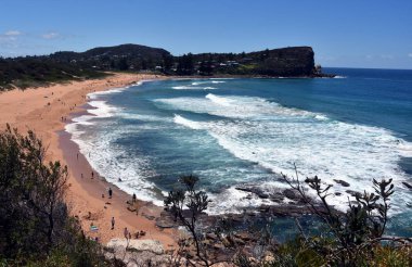 Güneşli bir günde Avalon Beach Bilgola tepeden panoramik görünümü. Plaj dinlenmek için harika bir yer ağırlıklı olarak yerli halk tarafından uğrak. 