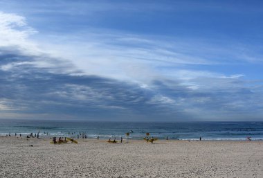 Bondi Plajı sabahın erken saatlerinde boştur. Bondi Plajı en ünlü turistik mekanları Avustralya'da biridir.