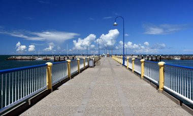 Redcliffe İskelesi, Moreton Bay bölgenin en tanımlanabilir tarihi yerler, kendi inşaat 1885 yılında beri Redcliffe Yarımadası'nın peyzaj ikonik bir parçası olma biridir. 