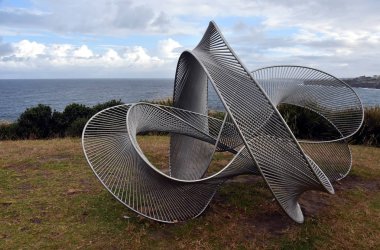 Sydney, Avustralya - 27 Ekim 2017. Matthew Harding: bölünmez. Heykel deniz kenarında Coogee sahil yürüyüş için Bondi tarafından dünyanın en büyük ücretsiz kamusal alanlardaki eserlerinden sergiler..