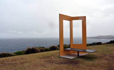 Sydney, Avustralya - 27 Ekim 2017. Paul Selwood: Phyli. Heykel deniz kenarında Coogee sahil yürüyüş için Bondi tarafından dünyanın en büyük ücretsiz kamusal alanlardaki eserlerinden sergiler..