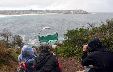 Sydney, Avustralya - 27 Ekim 2017. Tsukasa Nakahara: yüksek gelgit. Heykel deniz kenarında Coogee sahil yürüyüş için Bondi tarafından dünyanın en büyük ücretsiz kamusal alanlardaki eserlerinden sergiler..