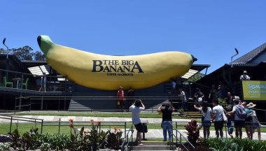 Coffs Harbour, Avustralya - 24 Aralık 2017. Büyük muz Coffs Harbour adlı bir ikonik site (ve eğlence parkı) olduğunu. Turist almak fotoğraf büyük muz.