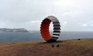 Sydney, Avustralya - 27 Ekim 2017. Karl Meyer: Foci. Heykel deniz kenarında Coogee sahil yürüyüş için Bondi tarafından dünyanın en büyük ücretsiz kamusal alanlardaki eserlerinden sergiler..