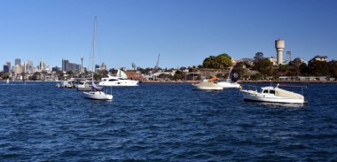Greenwich Nsw Avustralya Sydney harbour gündüz görünümünü. Yat ve tekne ön planda, Sydney gökdelenler, Cockatoo Adası ve Sydney Kulesi içinde belgili tanımlık geçmiş.