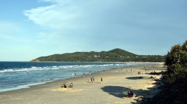 Byron Bay, Avustralya - 24 Aralık 2017. İnsanlar mavi gökyüzü ile güneşli öğleden sonra Byron sahilde rahatlatıcı. 