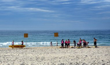 Sydney, Avustralya - 29 Ekim 2017. Cankurtaranlar kurtarma zanaat Bondi beach sabah eğitim için hazırlar alana erişmek.