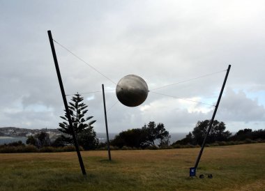 Sydney, Avustralya - 27 Ekim 2017. Ken Unsworth: Bal tuzağı. Heykel deniz kenarında Coogee sahil yürüyüş için Bondi tarafından dünyanın en büyük ücretsiz kamusal alanlardaki eserlerinden sergiler..