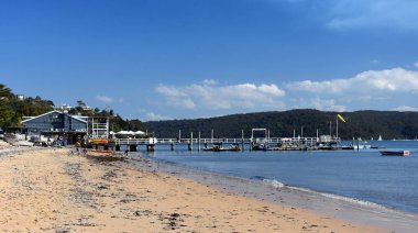 Sydney, Avustralya - 10 Eylül 2017. Palm Beach, Pittwater Batı tarafında kayıkhane Palm Beach café restoranında. İnsanlar, rahatlatıcı, kumsalda güneşlenme çocuklu aile. 