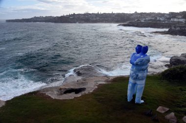 Sydney, Avustralya - 27 Ekim 2017. Stephen Marr: Bir gökyüzü altında. Heykel deniz kenarında Coogee sahil yürüyüş için Bondi tarafından dünyanın en büyük ücretsiz kamusal alanlardaki eserlerinden sergiler..