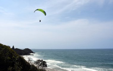 Port Macquarie, Avustralya - 1 Ekim 2017. Yamaçparaşütü denizin masmavi bir deniz ve dağ üzerinde parlak güneşli bir günde uçan. Port Macquarie Yamaçparaşütü havadan görünümü.