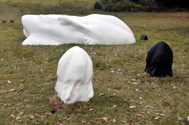 Sydney, Avustralya - 27 Ekim 2017. Sonia Payes: Littoral yankı. Heykel deniz kenarında Coogee sahil yürüyüş için Bondi tarafından dünyanın en büyük ücretsiz kamusal alanlardaki eserlerinden sergiler..