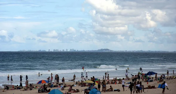 Surfers Paradise Australia Diciembre 2017 Gente Relajándose Tomando Sol Gold — Foto de Stock