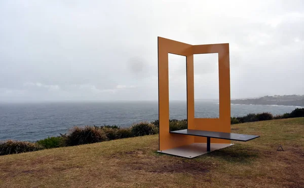 Sydney, Avustralya - 27 Ekim 2017. Paul Selwood: Phyli. Heykel deniz kenarında Coogee sahil yürüyüş için Bondi tarafından dünyanın en büyük ücretsiz kamusal alanlardaki eserlerinden sergiler..