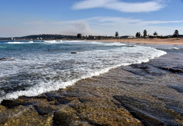Waves Crash Water Flows Rock Shelf Narrabeen Beach Sydney Australia — Stock Photo, Image