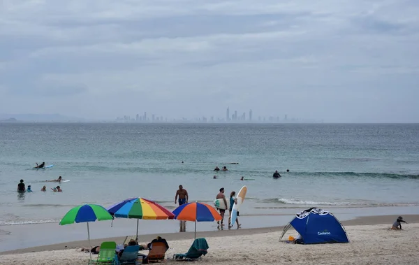 Coolangatta Australia Diciembre 2017 Personas Relajándose Tomando Sol Rainbow Beach — Foto de Stock