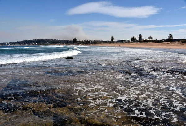 Ondas Colidem Água Flui Para Prateleira Rocha Praia Narrabeen Sydney — Fotografia de Stock