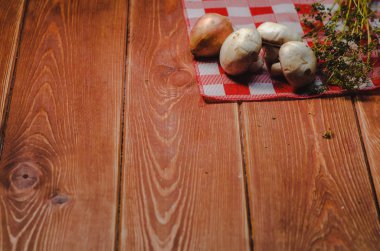 ahşap arka planda Mısır ve kırmızı biber