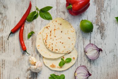 sebze ve masadaki pasta