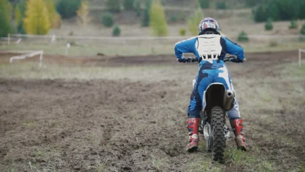 Motorcrosser gaan rijden zijn vuil Mx Cross fiets schoppen tot stof achteraanzicht — Stockvideo