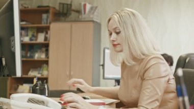 Çekici genç kadın - bilgisayar, atış kaymak önünde ofisinde telefonlara çalışan sevimli office