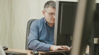 İn Office: masaüstü bilgisayar, dolly atış önünde gözlüklü adam