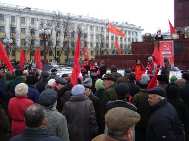 Kazan, Rusya - Kasım 7, 2009: Komünist parti gösteri. Lider Lenins anıt - üstten görünüm yakınındaki insanlar dinlemek