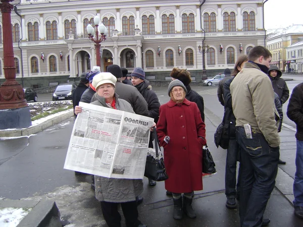 Kazán, Rusia - 7 de noviembre de 2009: Manifestación del Partido Comunista. Personas mayores de edad están con el periódico Pravda - Verdad —  Fotos de Stock