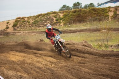 24 Eylül 2016 - Volgsk, Rusya, Mx moto cross racing - Kırmızı takım elbiseli bisikletli